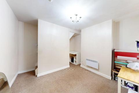 2 bedroom flat to rent, Queensgate, Bolton, BL1