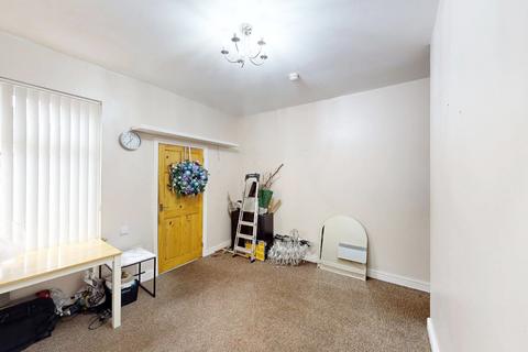 2 bedroom flat to rent, Queensgate, Bolton, BL1