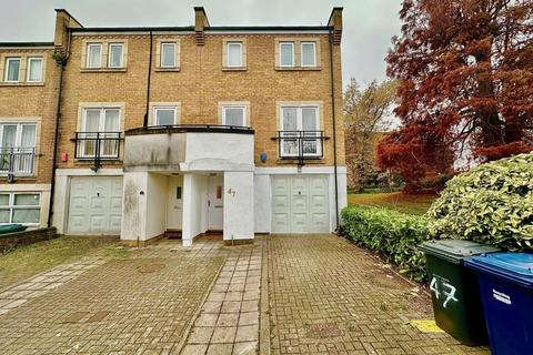 4 bedroom townhouse to rent, Coverdale Road, Friern Barnet, London N11