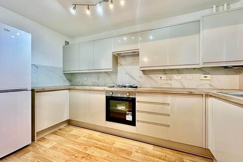 4 bedroom townhouse to rent, Coverdale Road, Friern Barnet, London N11