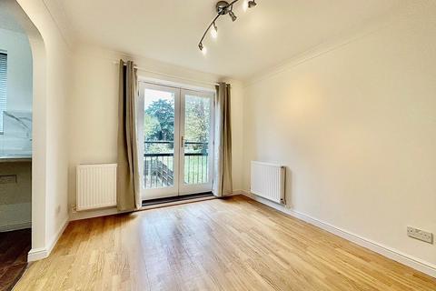 4 bedroom townhouse to rent, Coverdale Road, Friern Barnet, London N11