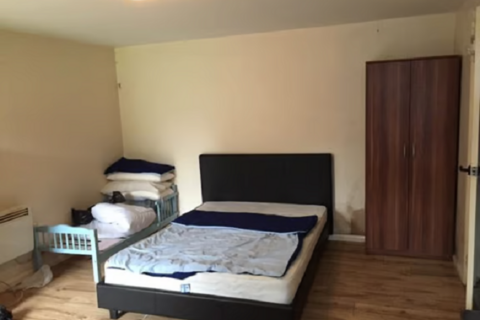 Studio to rent, Elmhurst Road, Slough SL3