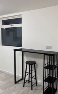 Studio to rent, Elmhurst Road, Slough SL3