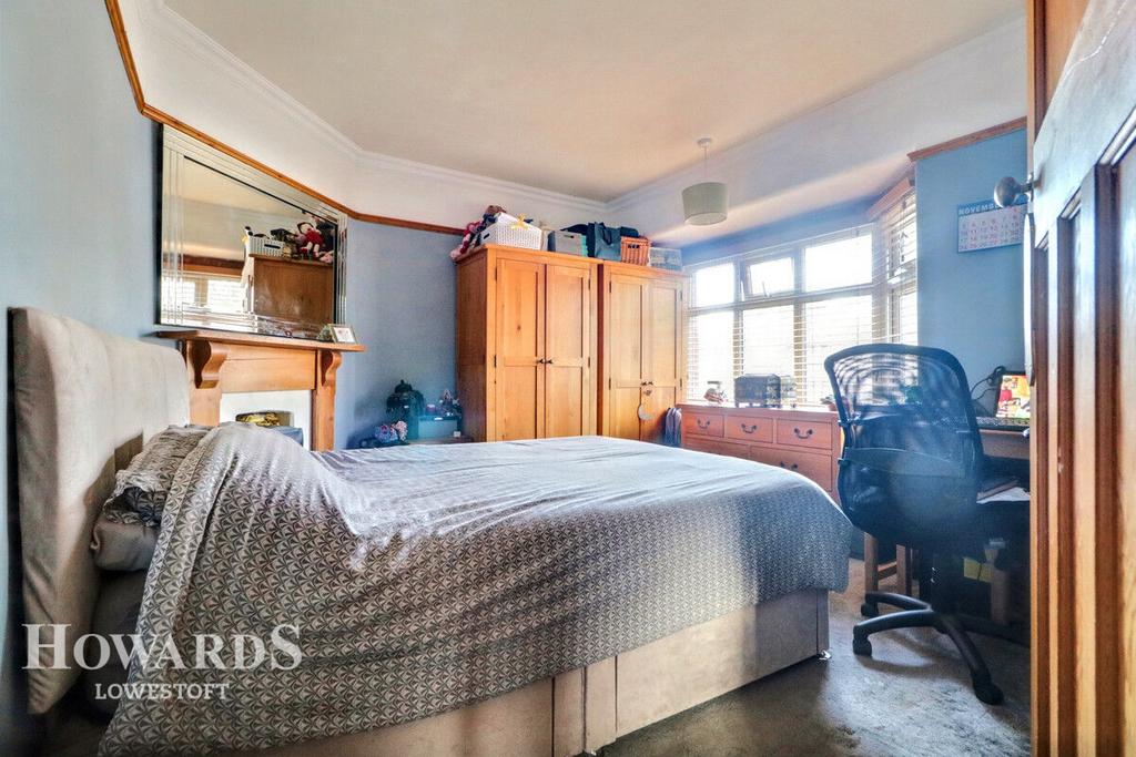 https://media.onthemarket.com/properties/16149508/1518830206/image-10-1024x1024.jpg