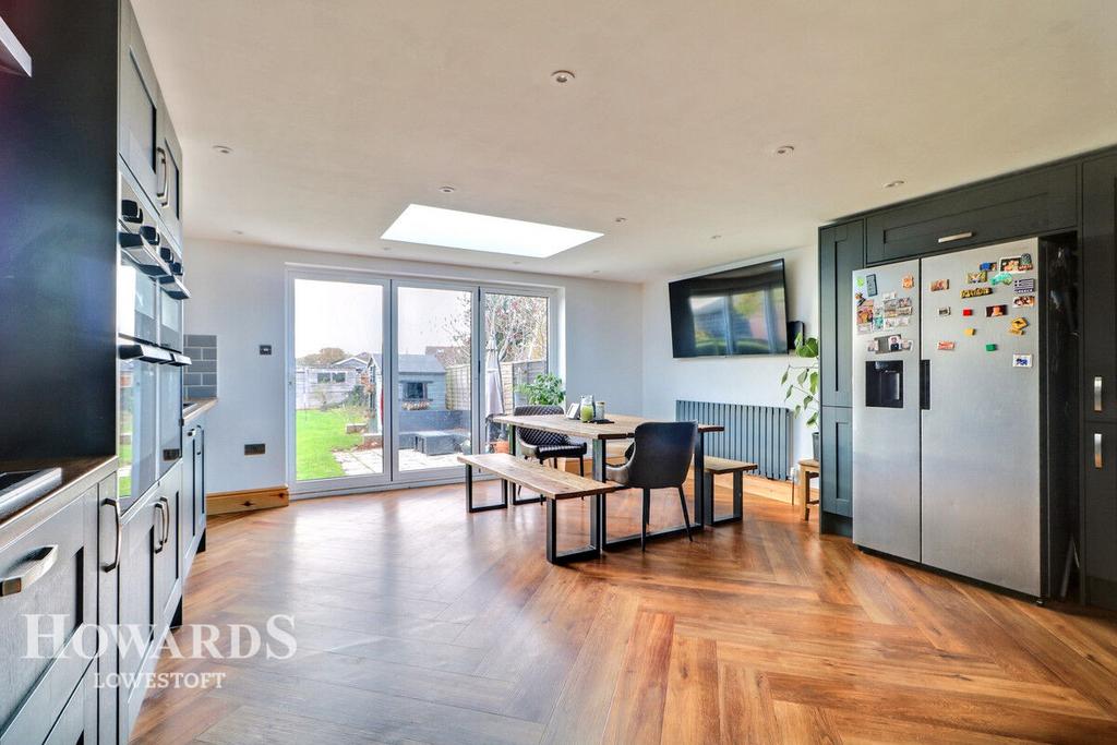 https://media.onthemarket.com/properties/16149508/1518830206/image-5-1024x1024.jpg