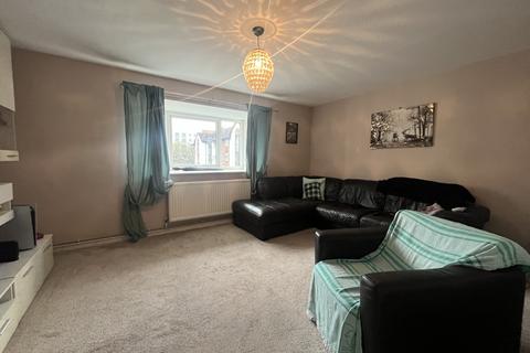 3 bedroom flat to rent, Reeves Court, Eccles New Road, Salford, M5 5AE