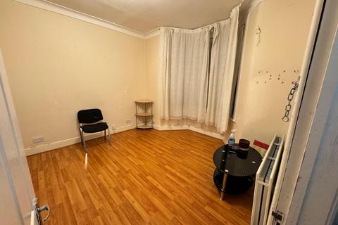 1 bedroom in a house share to rent, St. Winefride's Avenue, London E12