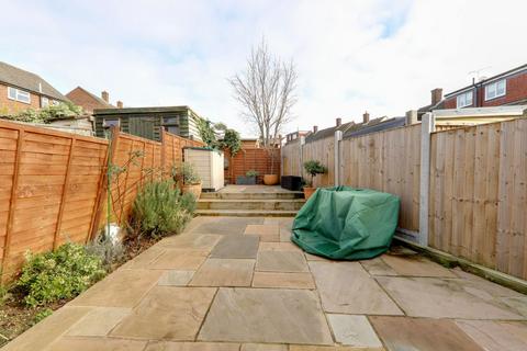 3 bedroom end of terrace house to rent, Deepdene Road, Loughton IG10