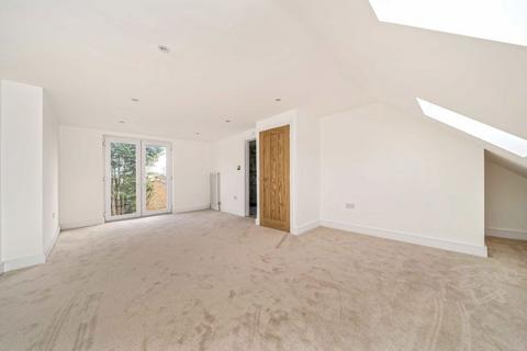 10 Hatherop Road, Hampton, TW12 2RH