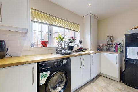 1 bedroom flat to rent, 21 Farwell Crescent, Chickerell, Weymouth