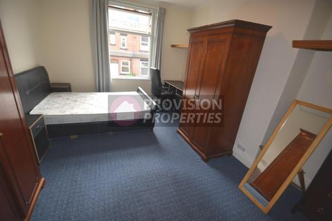 6 bedroom terraced house to rent, Estcourt Avenue, Headingley LS6