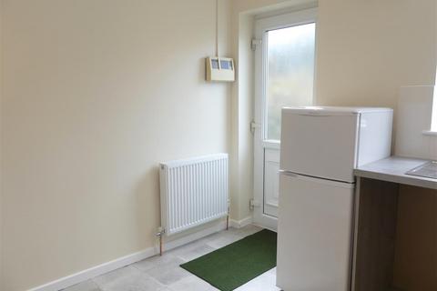 2 bedroom townhouse to rent, Coverley Garth, Yeadon LS19