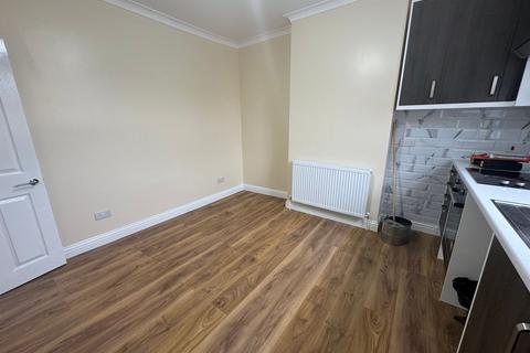 3 bedroom flat to rent, Thornton Heath, CR7 CR7