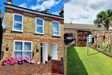 2 bedroom end of terrace house for sale, Bynes Road, South Croydon