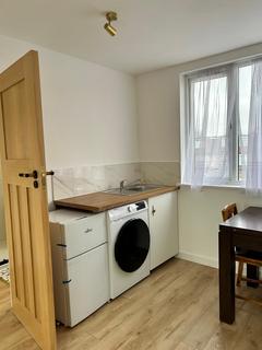 Studio to rent, The Larches, London N13