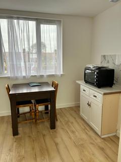 Studio to rent, The Larches, London N13