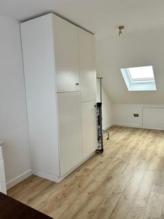 Studio to rent, The Larches, London N13