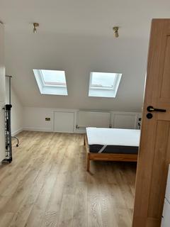 Studio to rent, The Larches, London N13