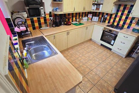 3 bedroom terraced house for sale, Hollingwood Lane, Bradford, BD7