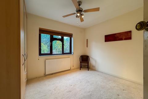 3 bedroom semi-detached house to rent, Caterham Avenue, Ilford