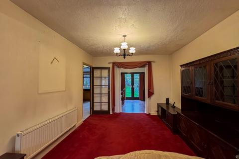 3 bedroom semi-detached house to rent, Caterham Avenue, Ilford