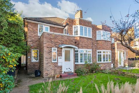 2 Bishops Close, Richmond, TW10 7DF