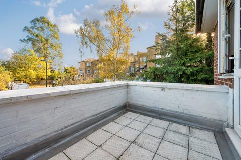 2 Bishops Close, Richmond, TW10 7DF