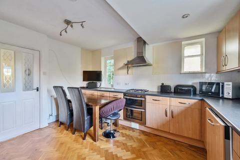 2 Bishops Close, Richmond, TW10 7DF