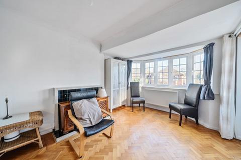 2 Bishops Close, Richmond, TW10 7DF