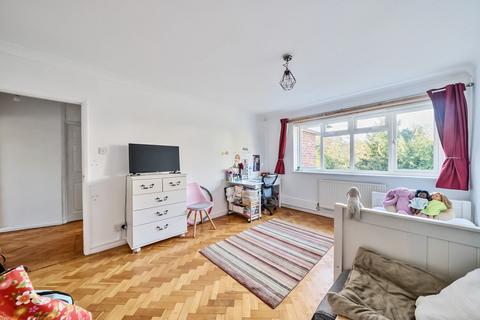 2 Bishops Close, Richmond, TW10 7DF