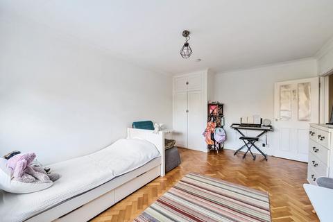2 Bishops Close, Richmond, TW10 7DF
