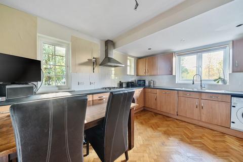 2 Bishops Close, Richmond, TW10 7DF