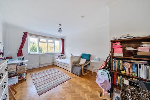 2 Bishops Close, Richmond, TW10 7DF