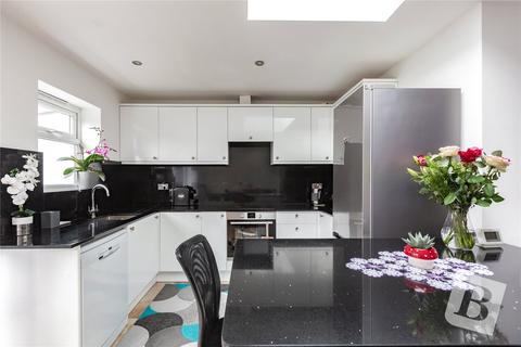 4 bedroom end of terrace house for sale, St. Nicholas Avenue, Hornchurch, RM12