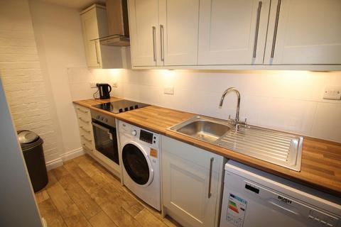 3 bedroom flat to rent, 19A Chetwynd End