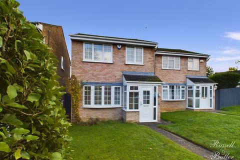 3 bedroom detached house for sale, Hare Close, Buckingham