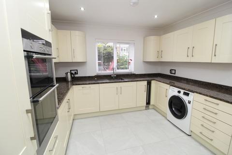 4 bedroom detached house to rent, Hamilton Crescent, CM14