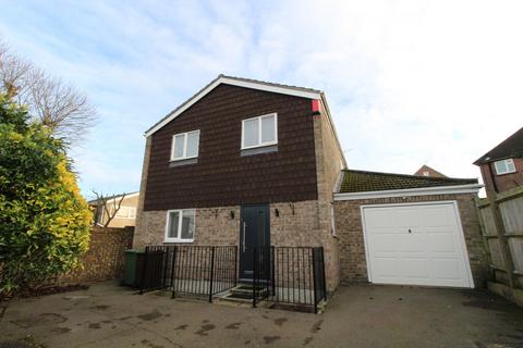 4 bedroom detached house to rent, Hamilton Crescent, CM14