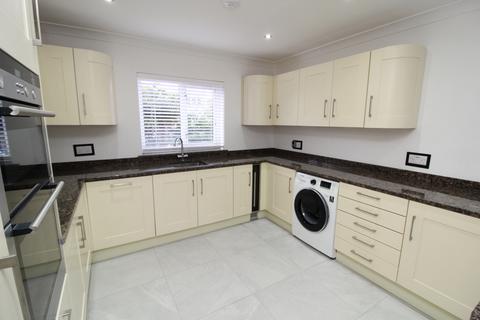 4 bedroom detached house to rent, Hamilton Crescent, CM14