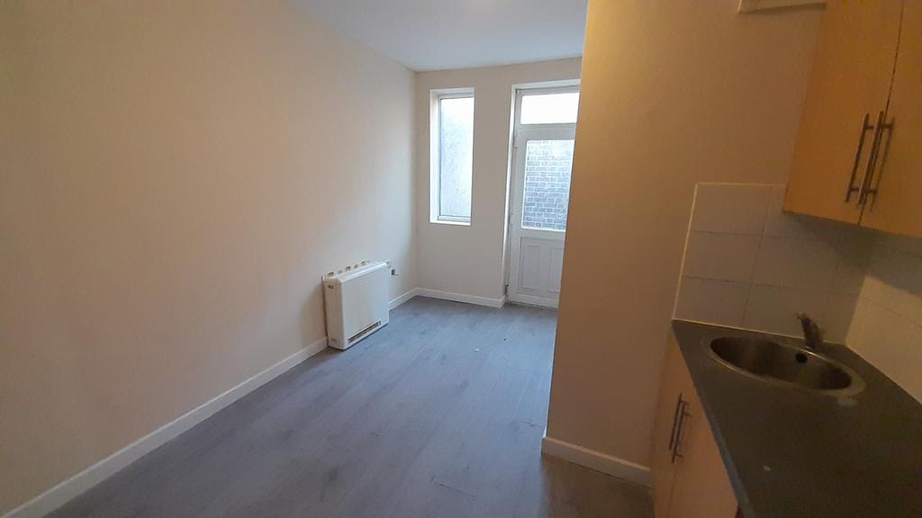 9 bed room - house share to rent Low Road, Doncas