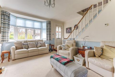 12 Sandringham Close, Enfield, EN1 3JH