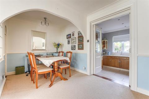 12 Sandringham Close, Enfield, EN1 3JH