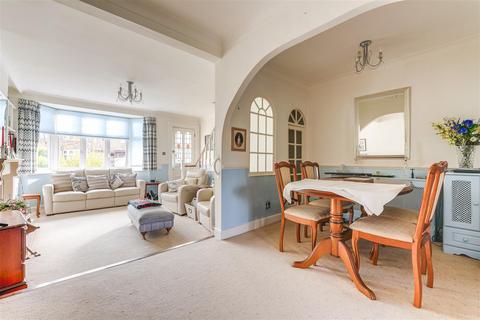 12 Sandringham Close, Enfield, EN1 3JH