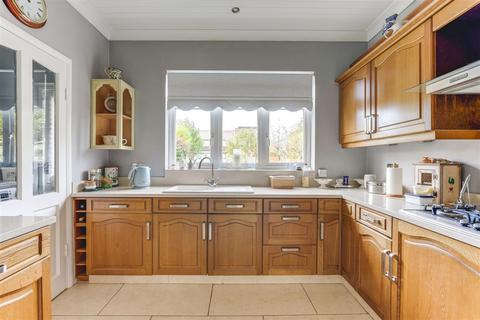 12 Sandringham Close, Enfield, EN1 3JH
