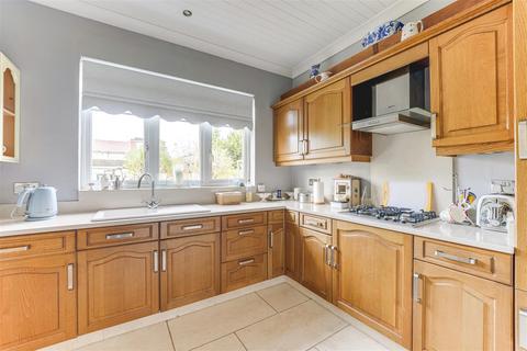 12 Sandringham Close, Enfield, EN1 3JH