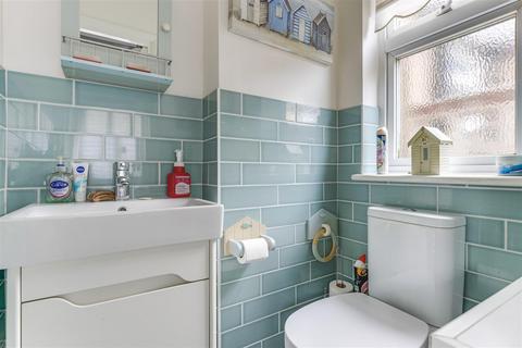 12 Sandringham Close, Enfield, EN1 3JH