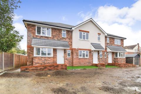 3 bedroom end of terrace house for sale, Holly Road, Hampshire GU12