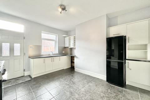 2 bedroom terraced house to rent, Ambler Street, Castleford