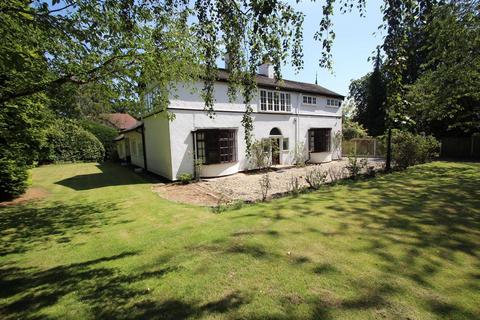 4 bedroom detached house to rent, Broad Lane, Hale, Altrincham