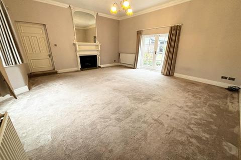 4 bedroom detached house to rent, Broad Lane, Hale, Altrincham